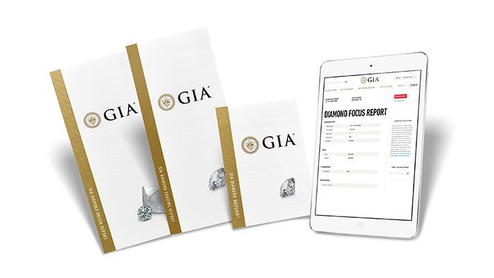 GIA-diamantcertifikat i pappersformat och digitalt på en surfplatta.